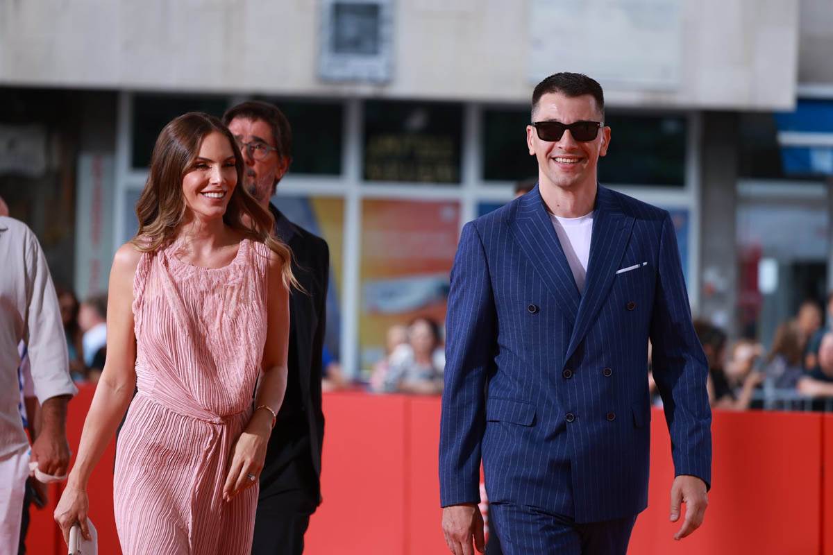 Nina, najpoznatija srpska popadija se skinula u kupaći, a porodila se pre 3 meseca