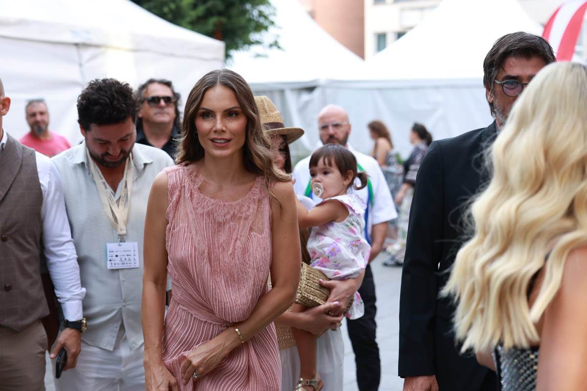 Nina, najpoznatija srpska popadija se skinula u kupaći, a porodila se pre 3 meseca