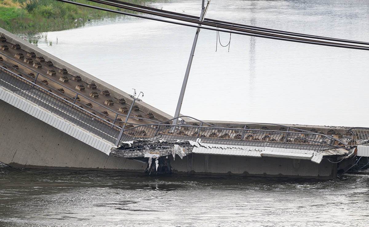 Srušeni delovi mosta Karola  (3).jpg