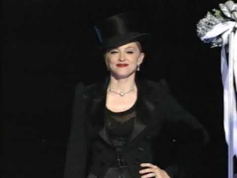 Madona se snimala na wc šolji i pokazivala zube