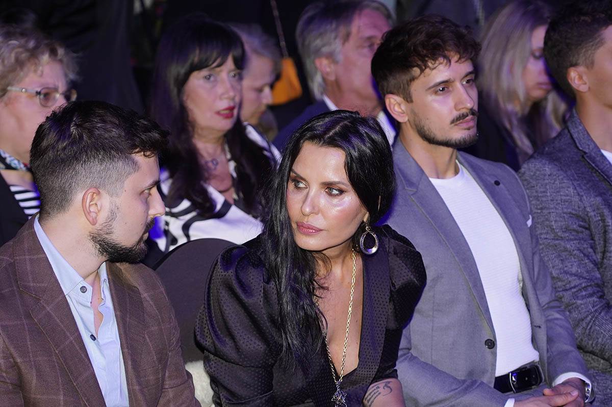 Elena karaman na reviji majke sa saradnicima