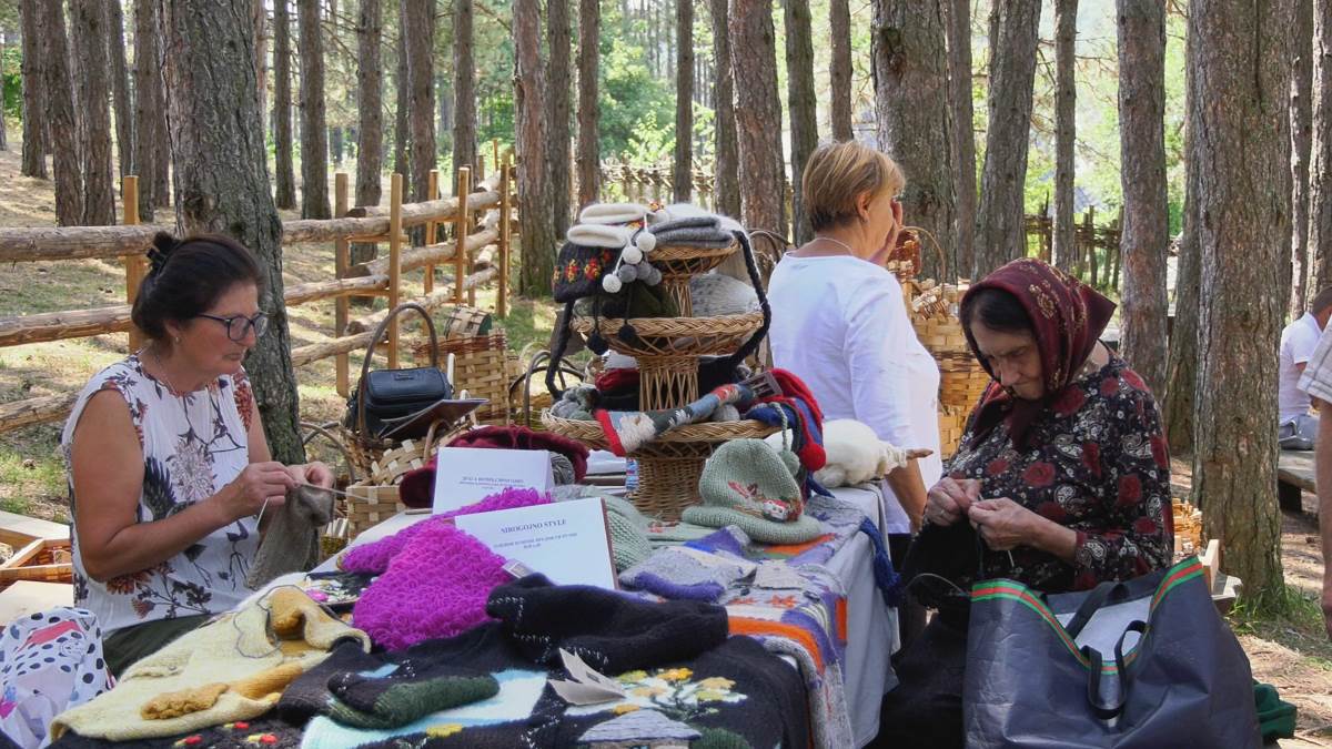 Baka Draga decenijama igle ne ispušta iz ruku-5.jpg