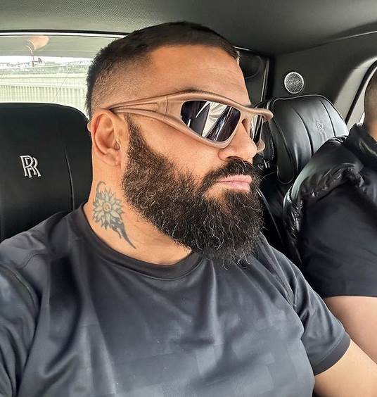 "Drugarica mu rodila dete, a on ima muža i žive zajedno": Pevač priznao da je ćerki objašnjavao da voli muškarce