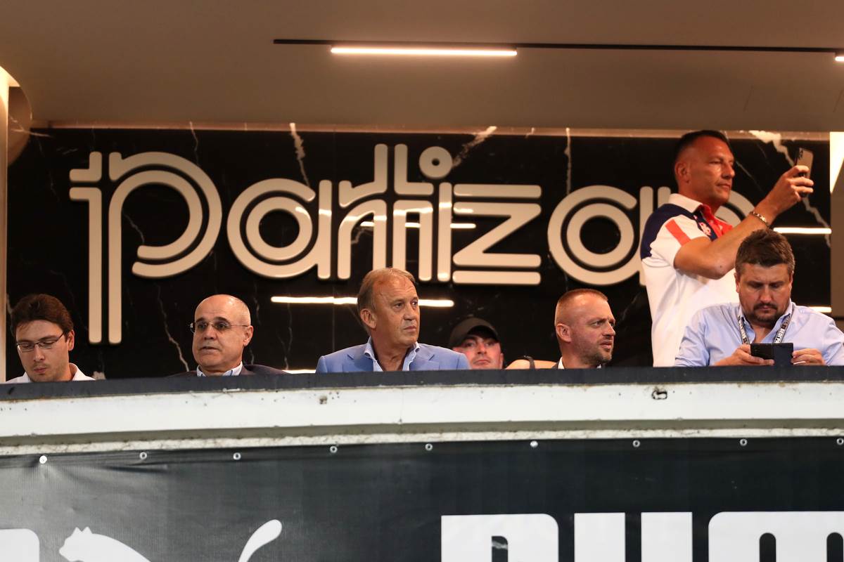 Zvezdan Terzić slao poljupce iz lože u derbiju