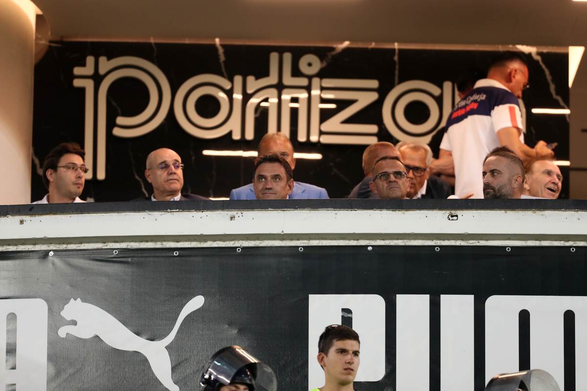 Zvezdan Terzić slao poljupce iz lože u derbiju