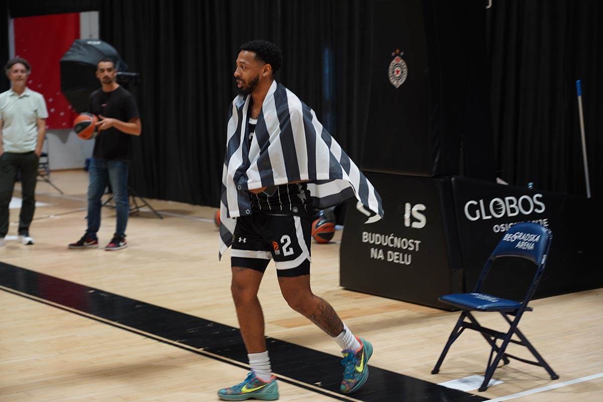 Karlik Džouns (1).jpg