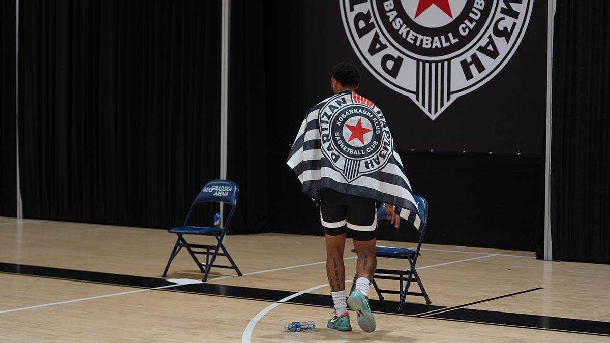 Karlik Džouns (2).jpg