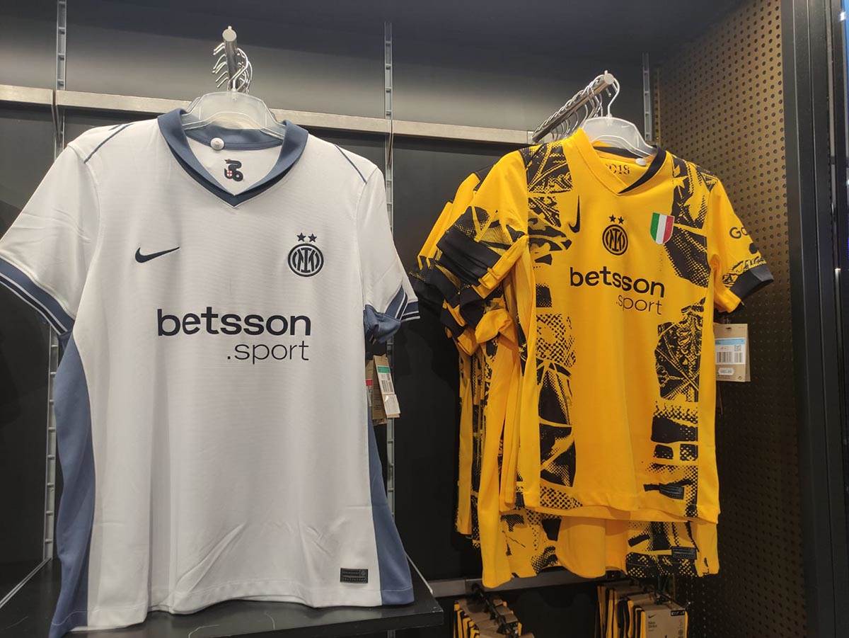 Fan shop Intera i Milana (6).jpg