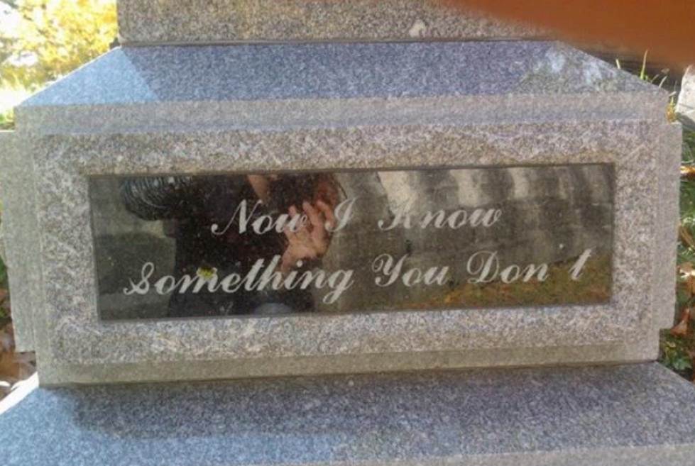 Urnebesni natpisi na spomenicima