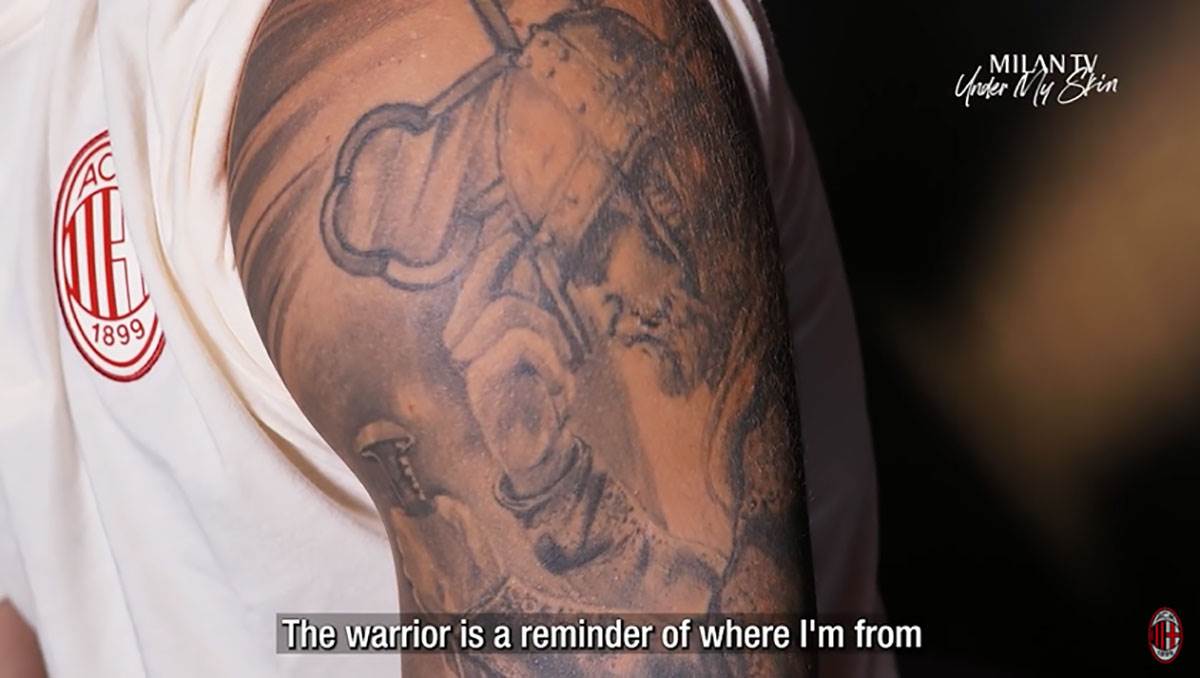 Rade Krunić pokazuje tetovaže (3).jpg