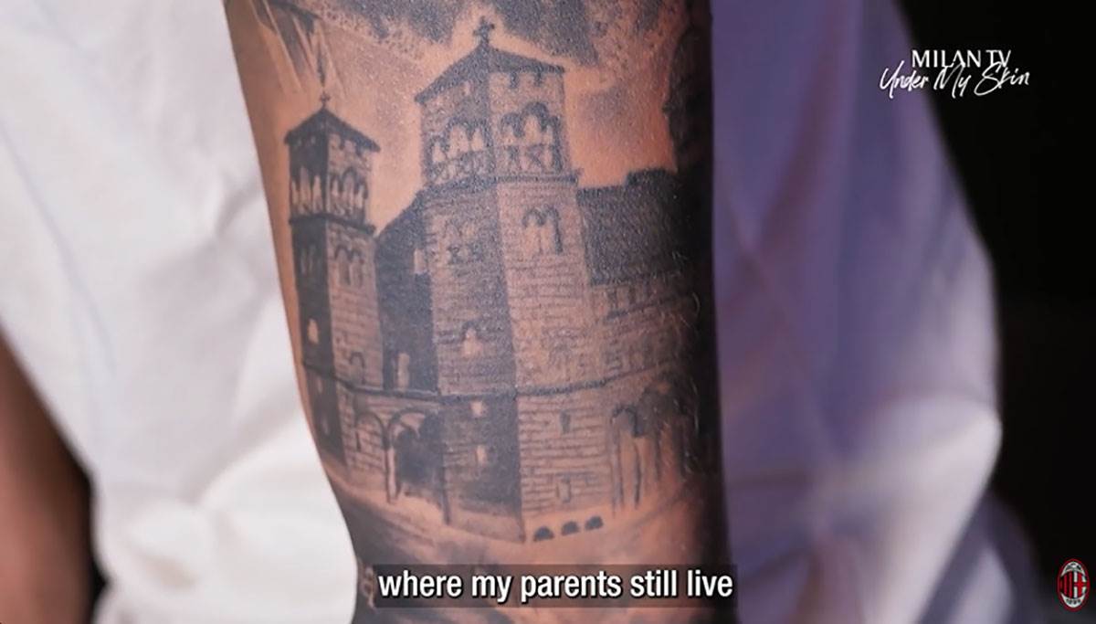 Rade Krunić pokazuje tetovaže (5).jpg