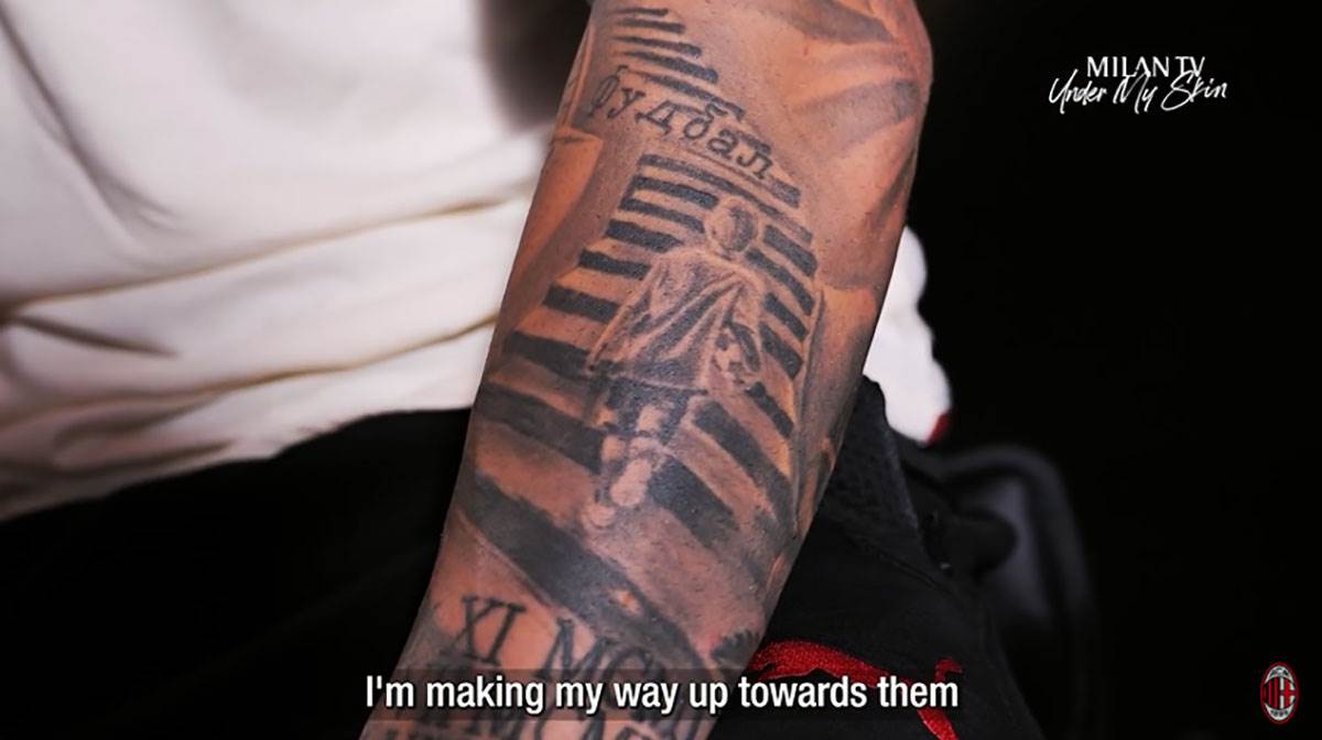 Rade Krunić pokazuje tetovaže (7).jpg