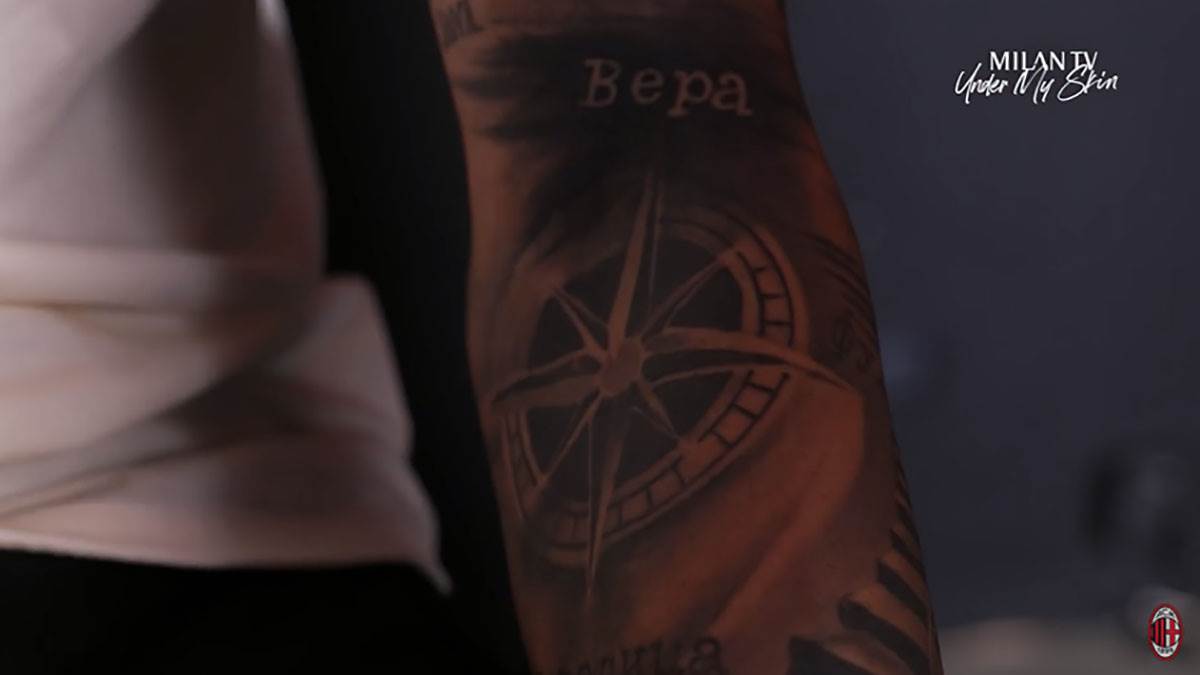 Rade Krunić pokazuje tetovaže (8).jpg