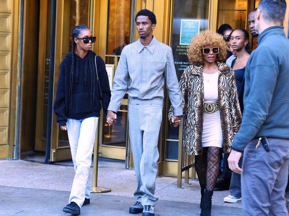 Porodica P Didija ispred sudnice (3).jpg