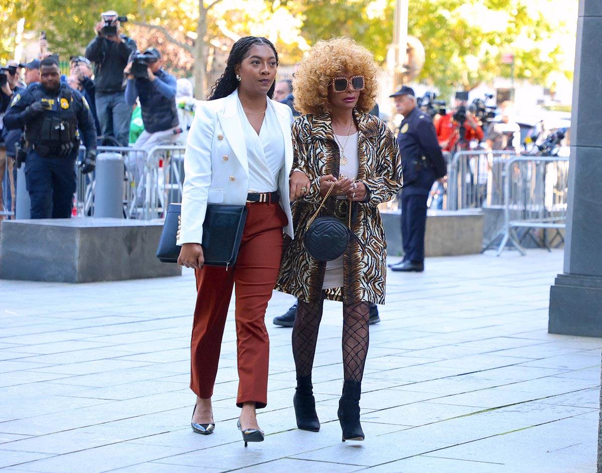 Porodica P Didija ispred sudnice (5).jpg