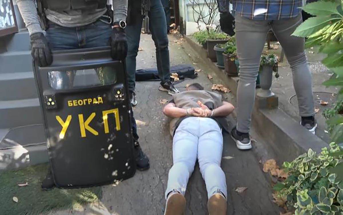 Hapšenje jednog od osumnjičenih u kafiću