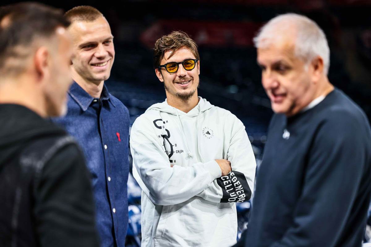 Fudbaleri i košarkaši Partizana u Areni  (11).jpg