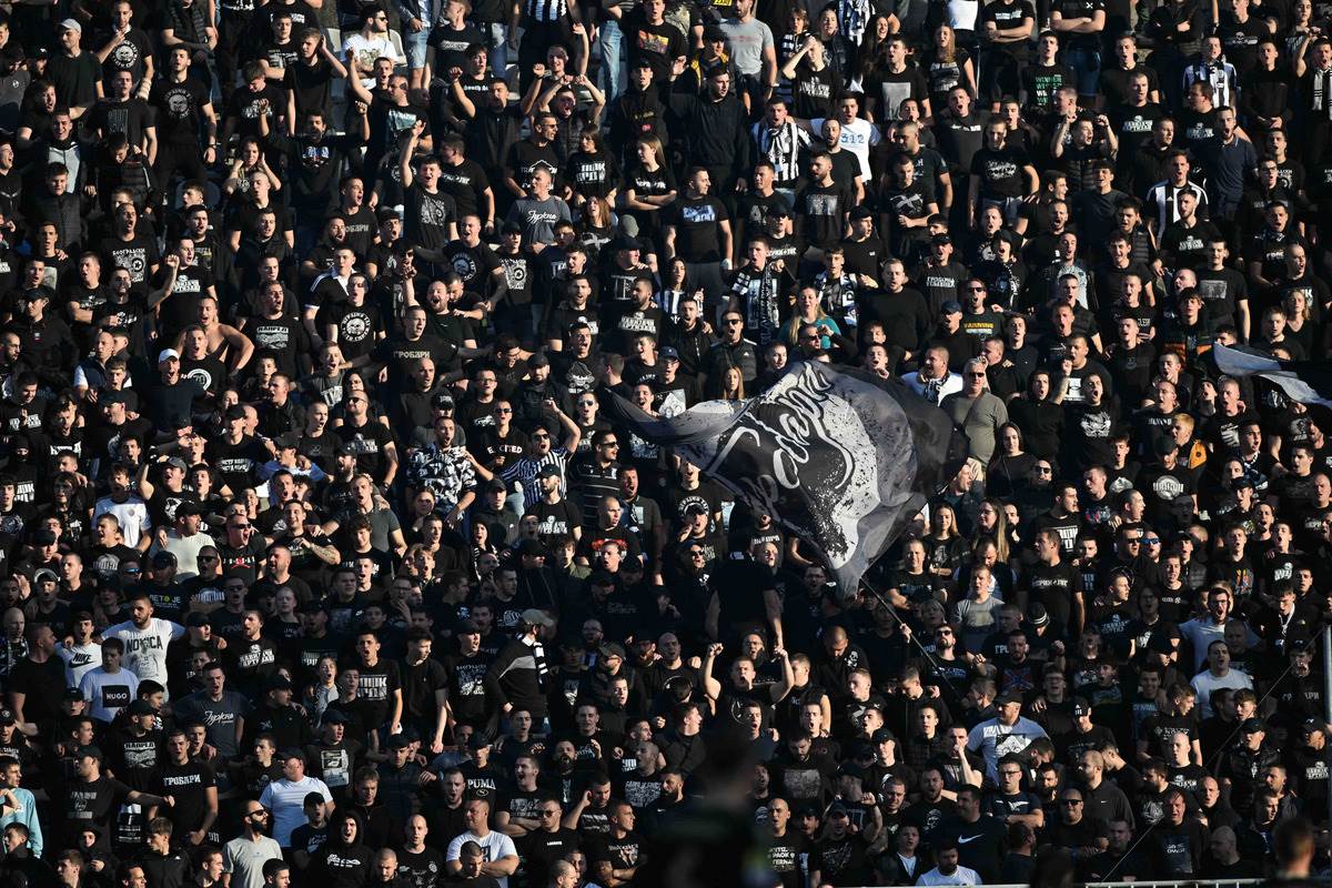 Pun stadion Partizana protiv Čukaričkog