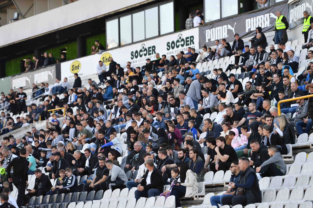 Pun stadion Partizana protiv Čukaričkog