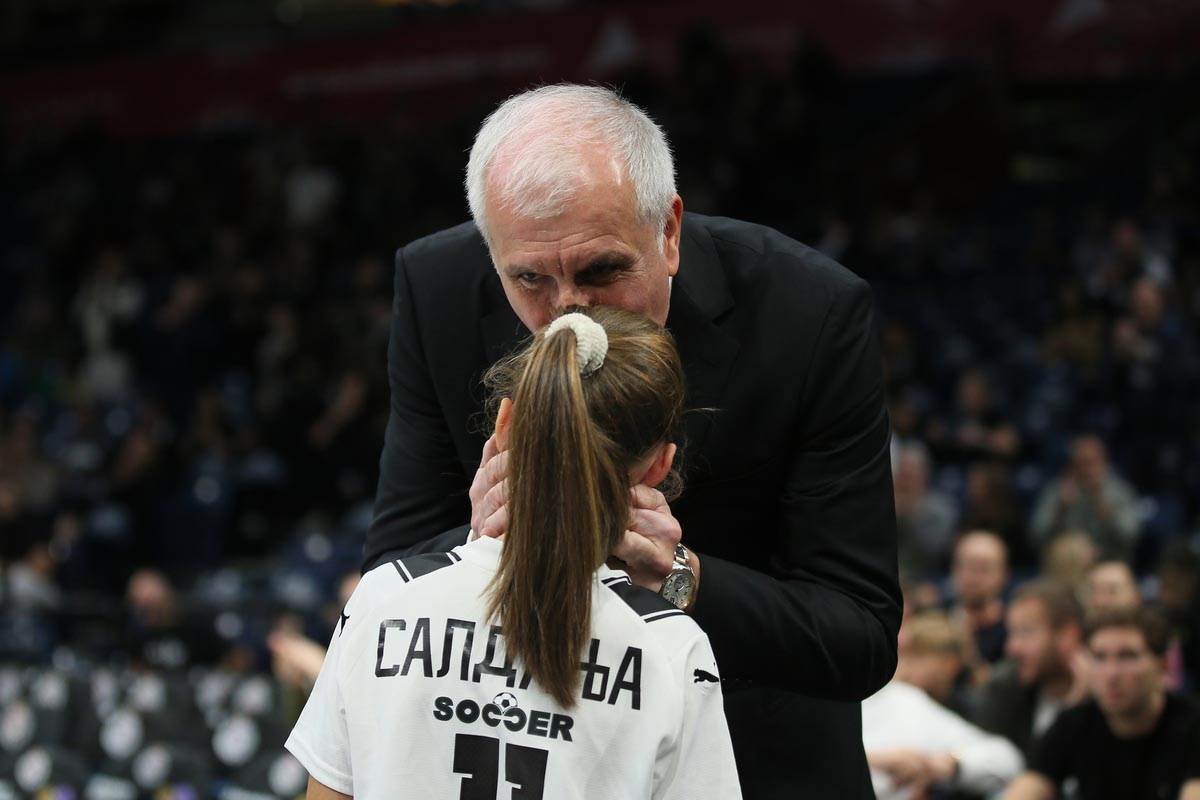 Željko Obradović i devojčica (3).jpg