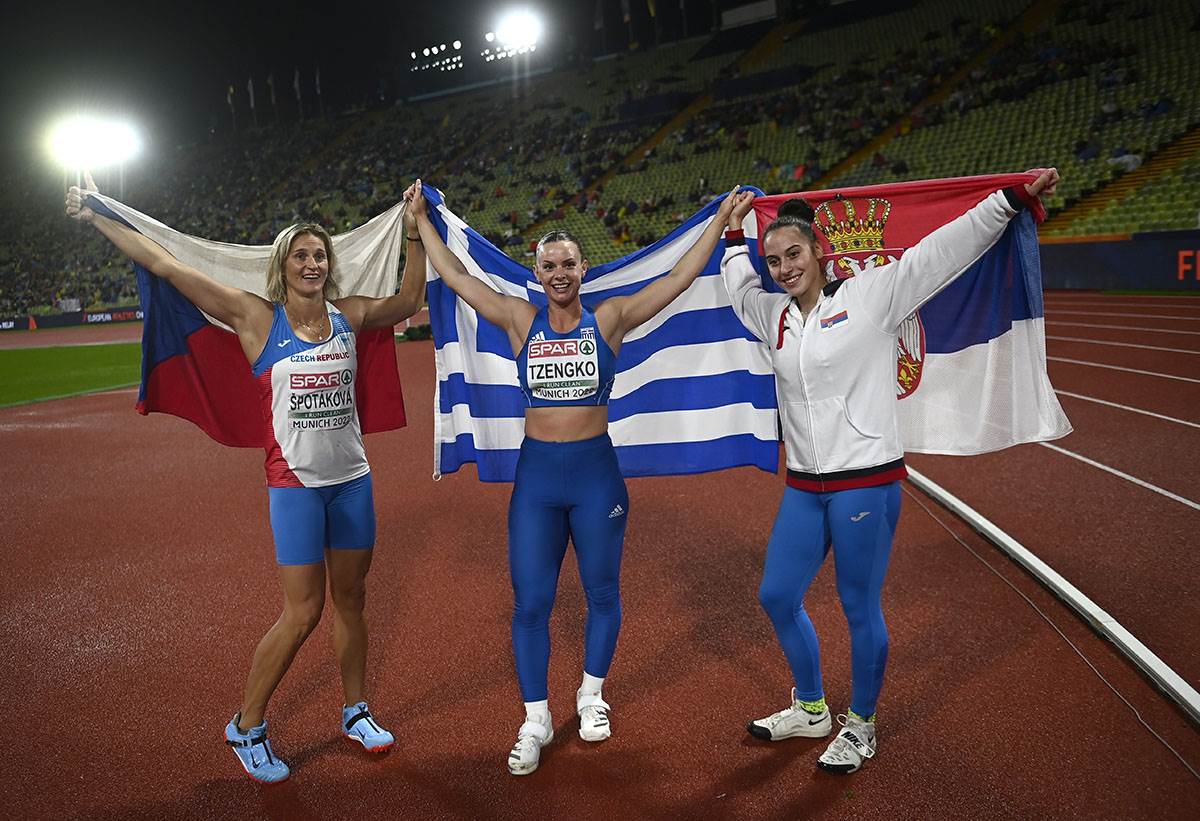 Adriana Vilagoš širi srpsku zastavu