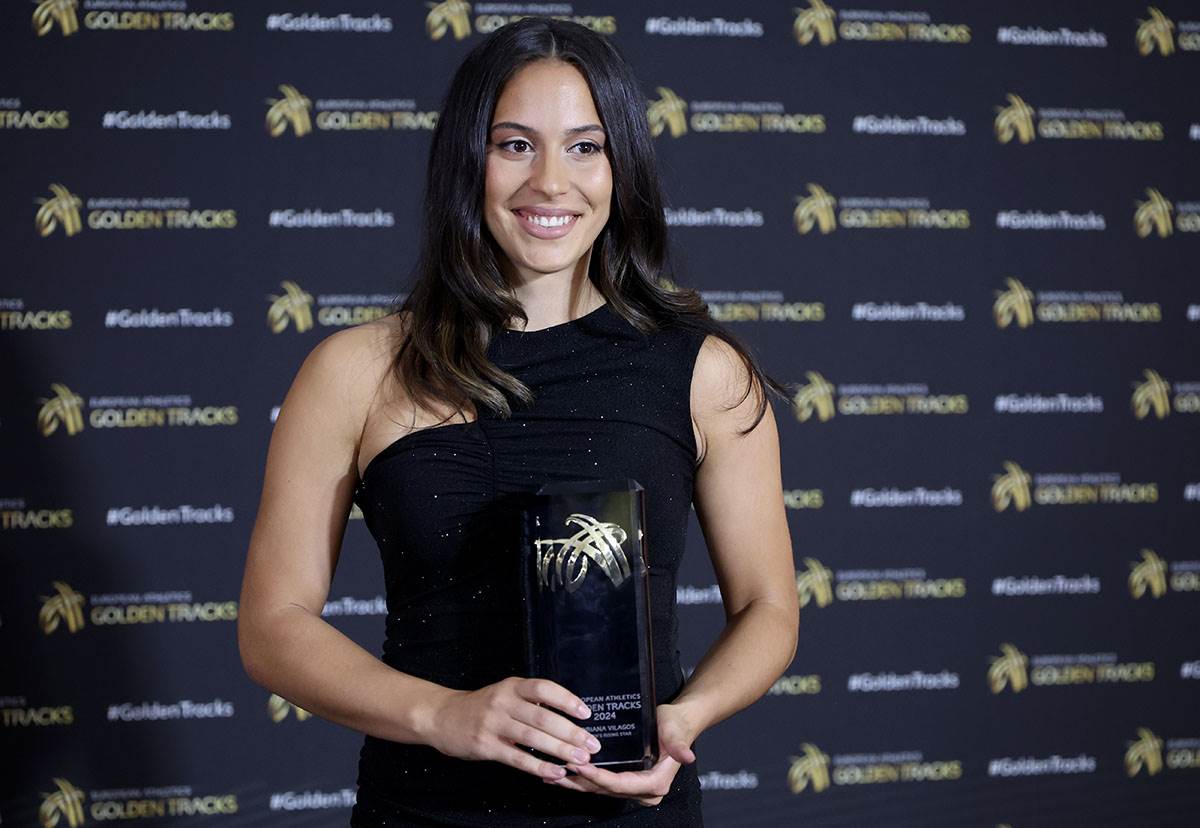 Adriana Vilagoš prima nagradu