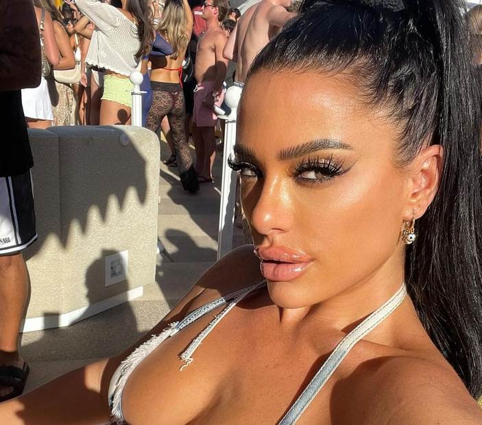 Zgodna Grkinja peva pesmu Lepe Brene