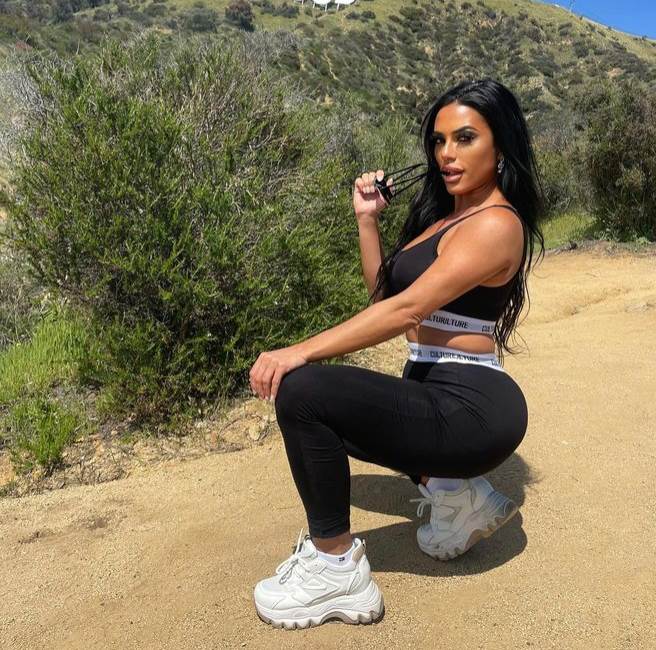 Zgodna Grkinja peva pesmu Lepe Brene