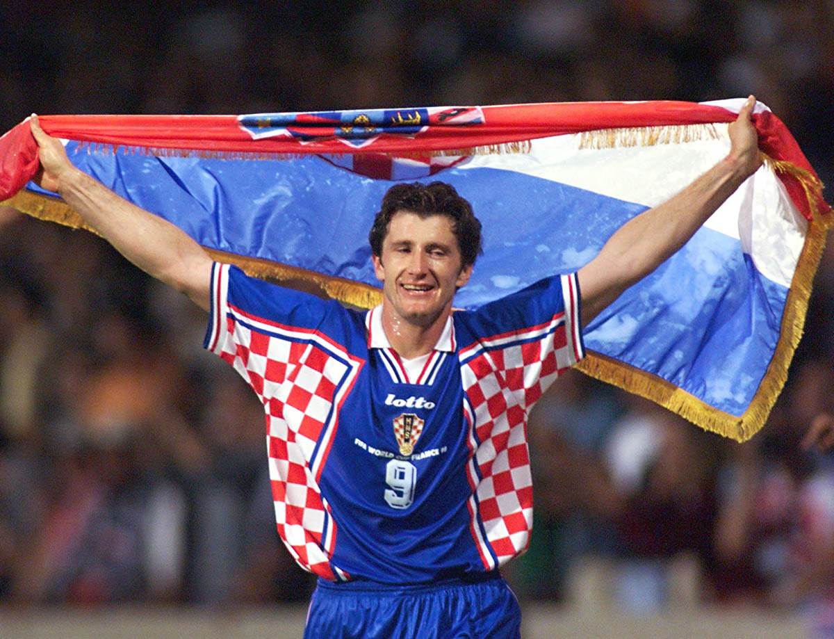 Davor Šuker sa Hrvatskom zastavom slavi treće mesto na Svetskom prvenstvu 1998