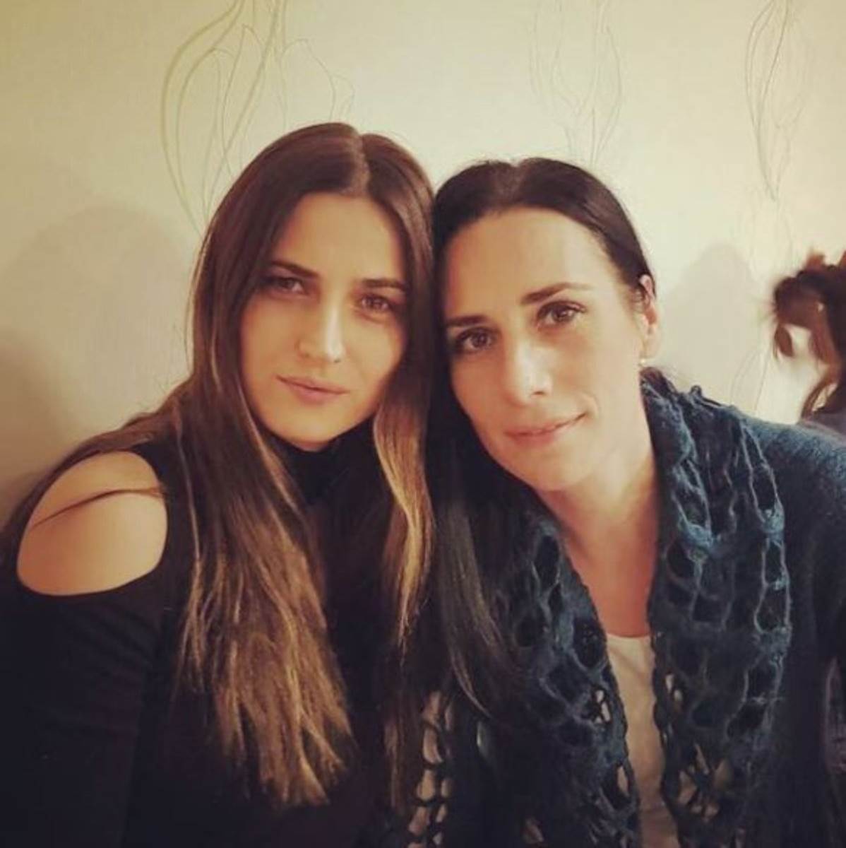 maja latinovic sa sestrom.jpg