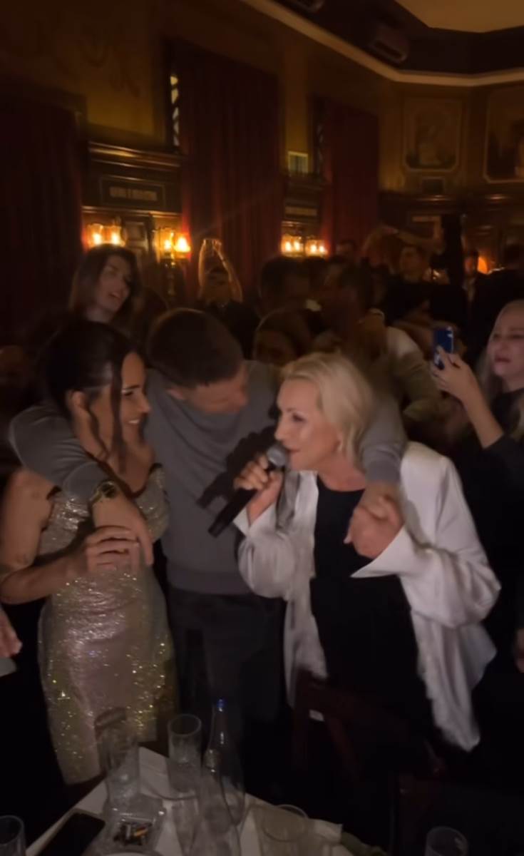 Relja Popović i Nikolija na nastupu Vesne Zmijanac.jpg