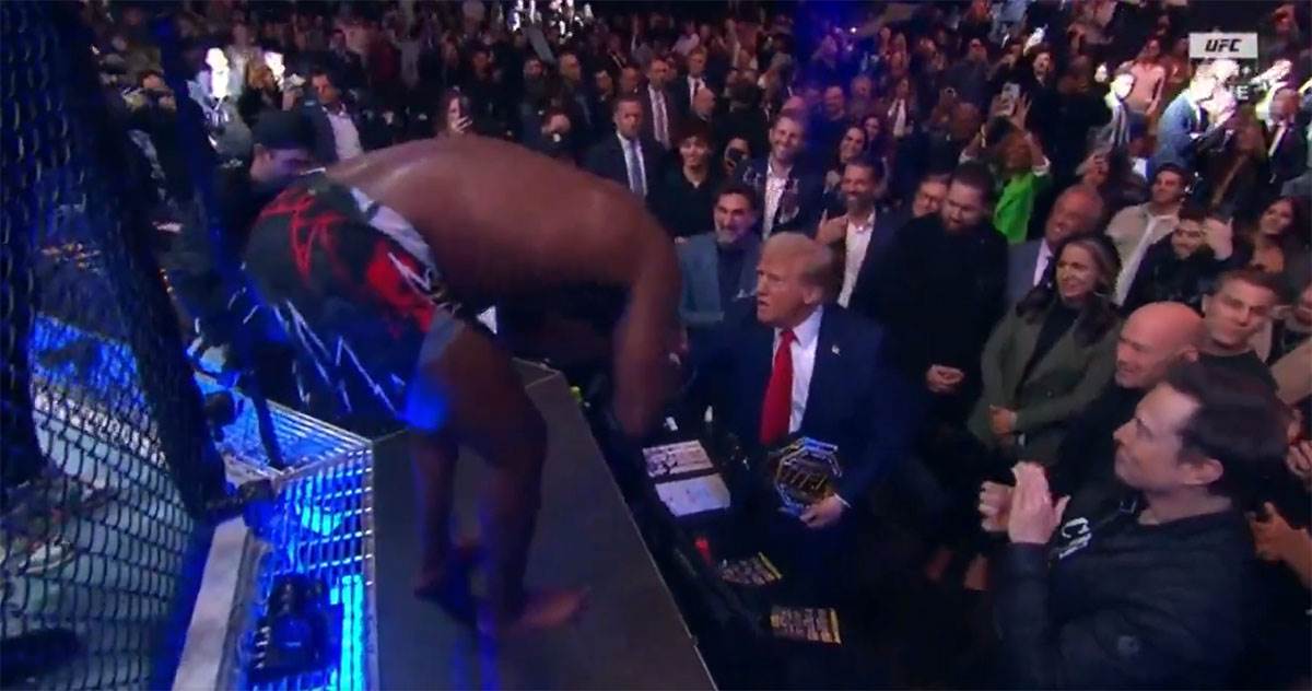 Džon Džouns daje Tampu pojas (3).jpg