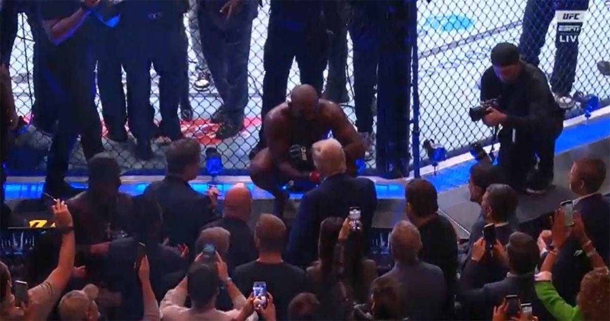 Džon Džouns daje Tampu pojas (4).jpg