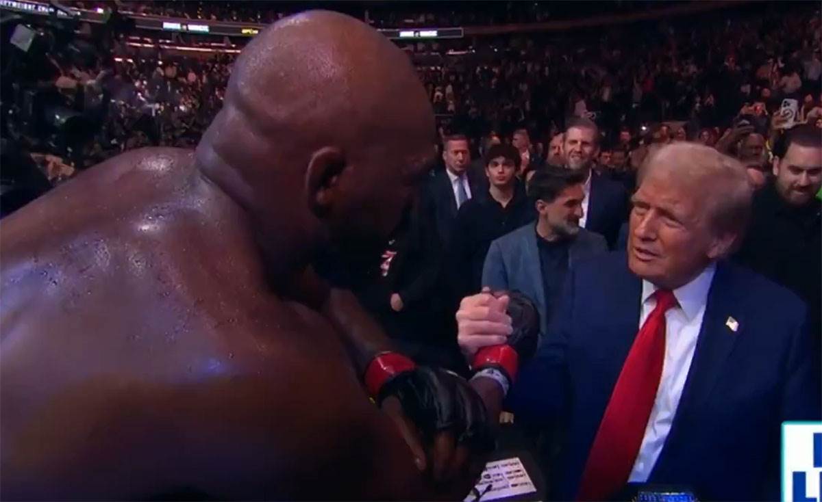 Džon Džouns daje Tampu pojas (5).jpg