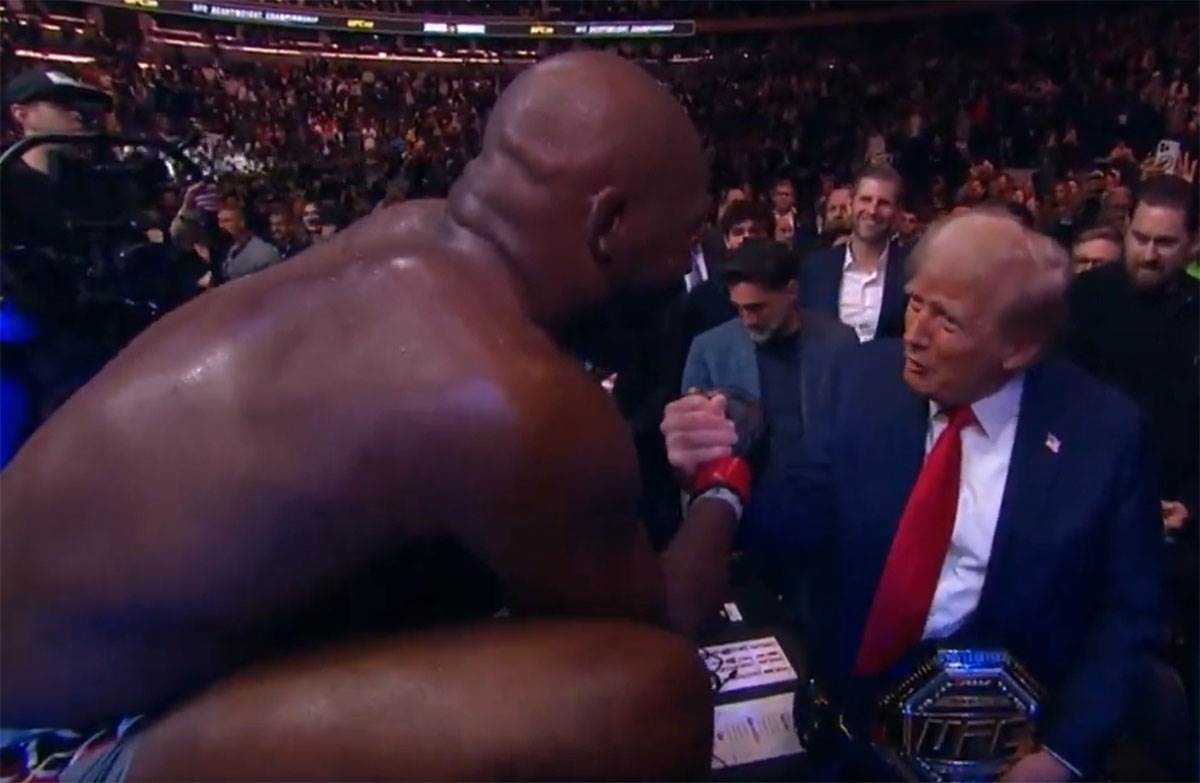 Džon Džouns daje Tampu pojas (6).jpg