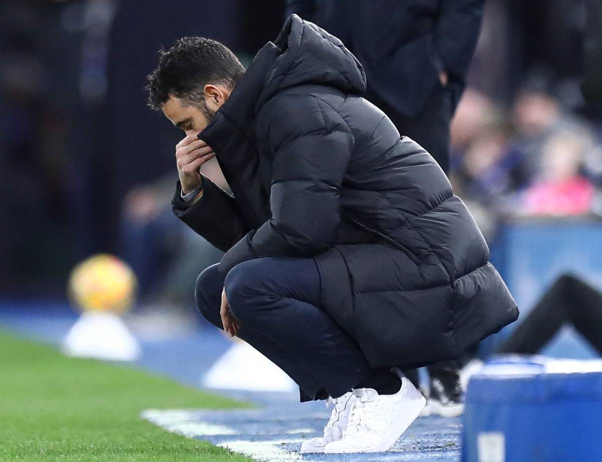 Trener Mančester junajteda crta na tabli dok gubi od četvrtoligaša