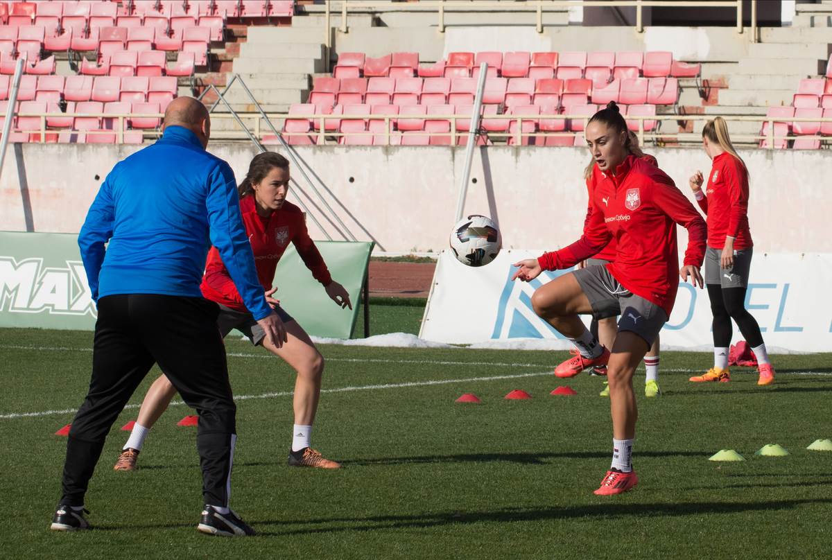 Trening Fudbalerki Srbija (15).jpg