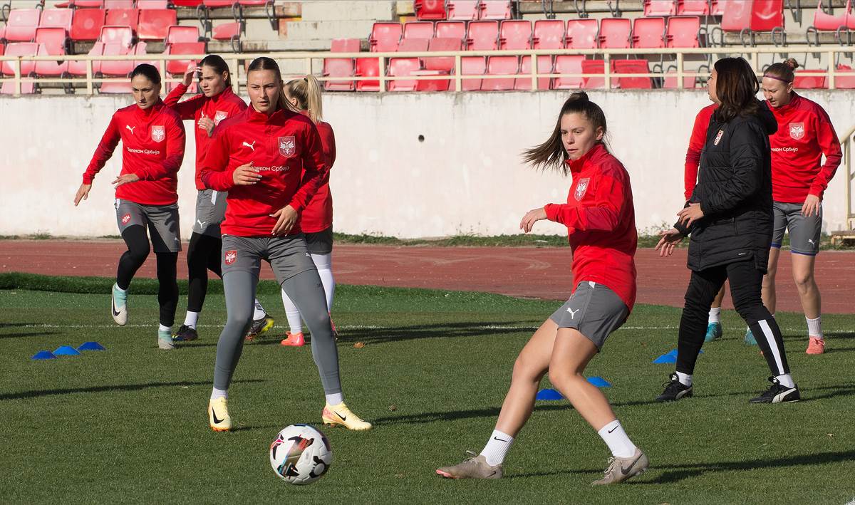 Trening Fudbalerki Srbija (1).jpg