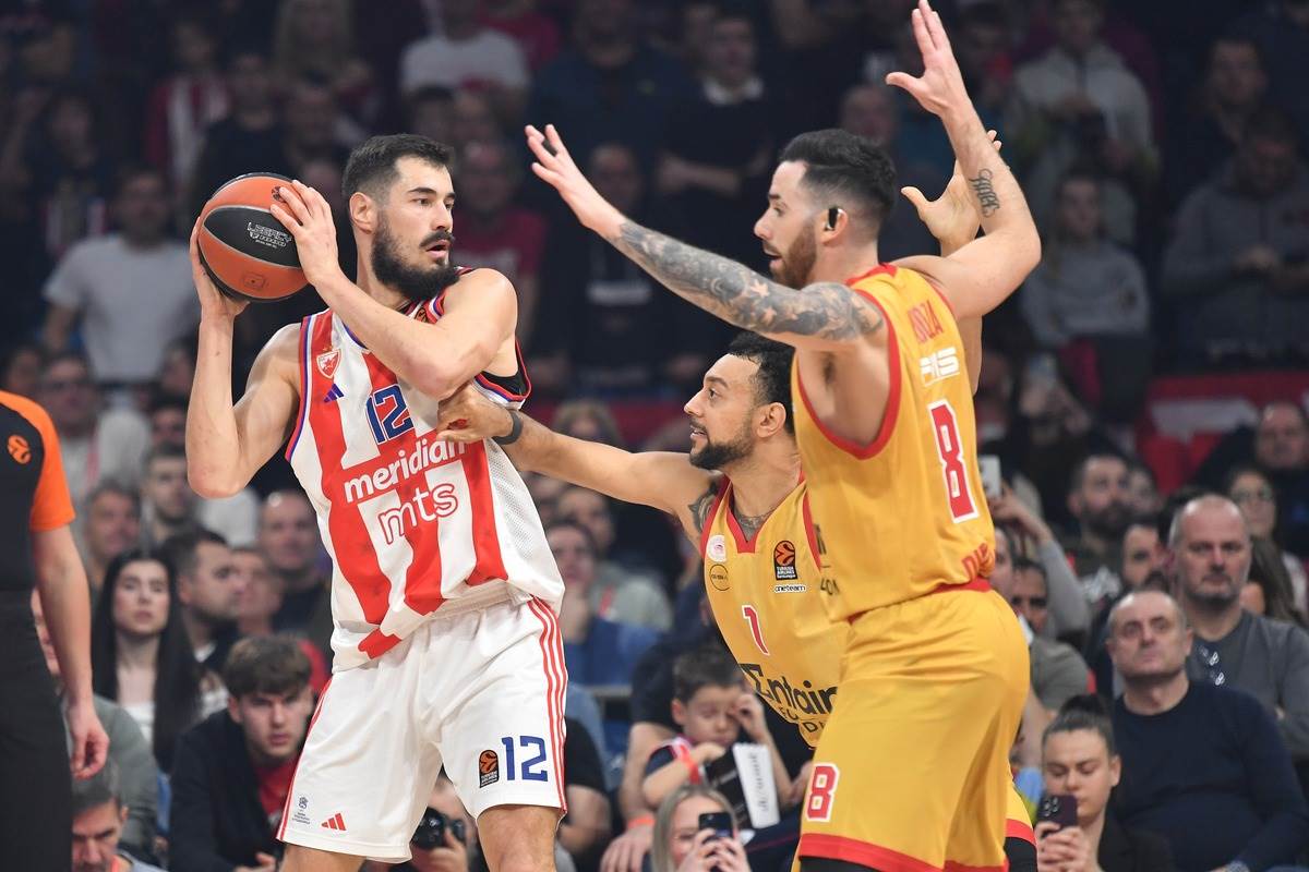 OLIMPIJAKOS  - - ZVEZDA (6).JPG