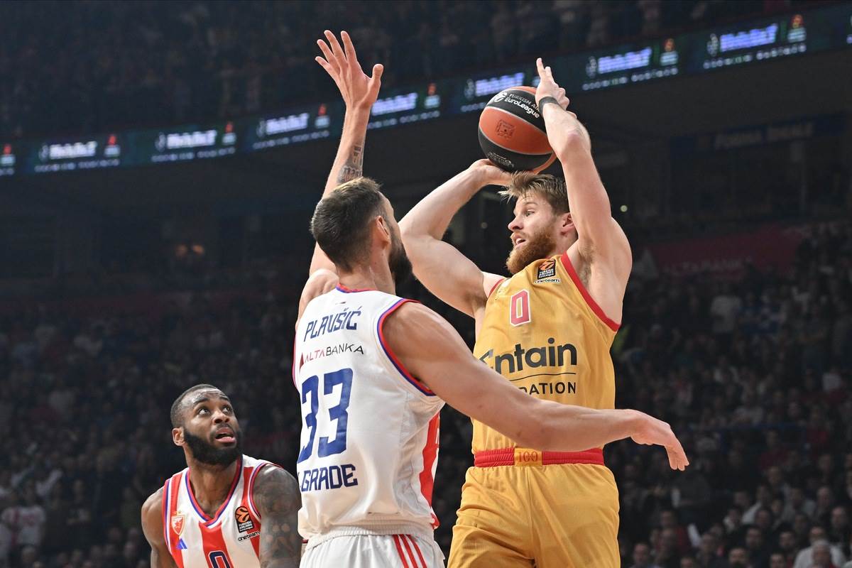 OLIMPIJAKOS  - - ZVEZDA (1).JPG