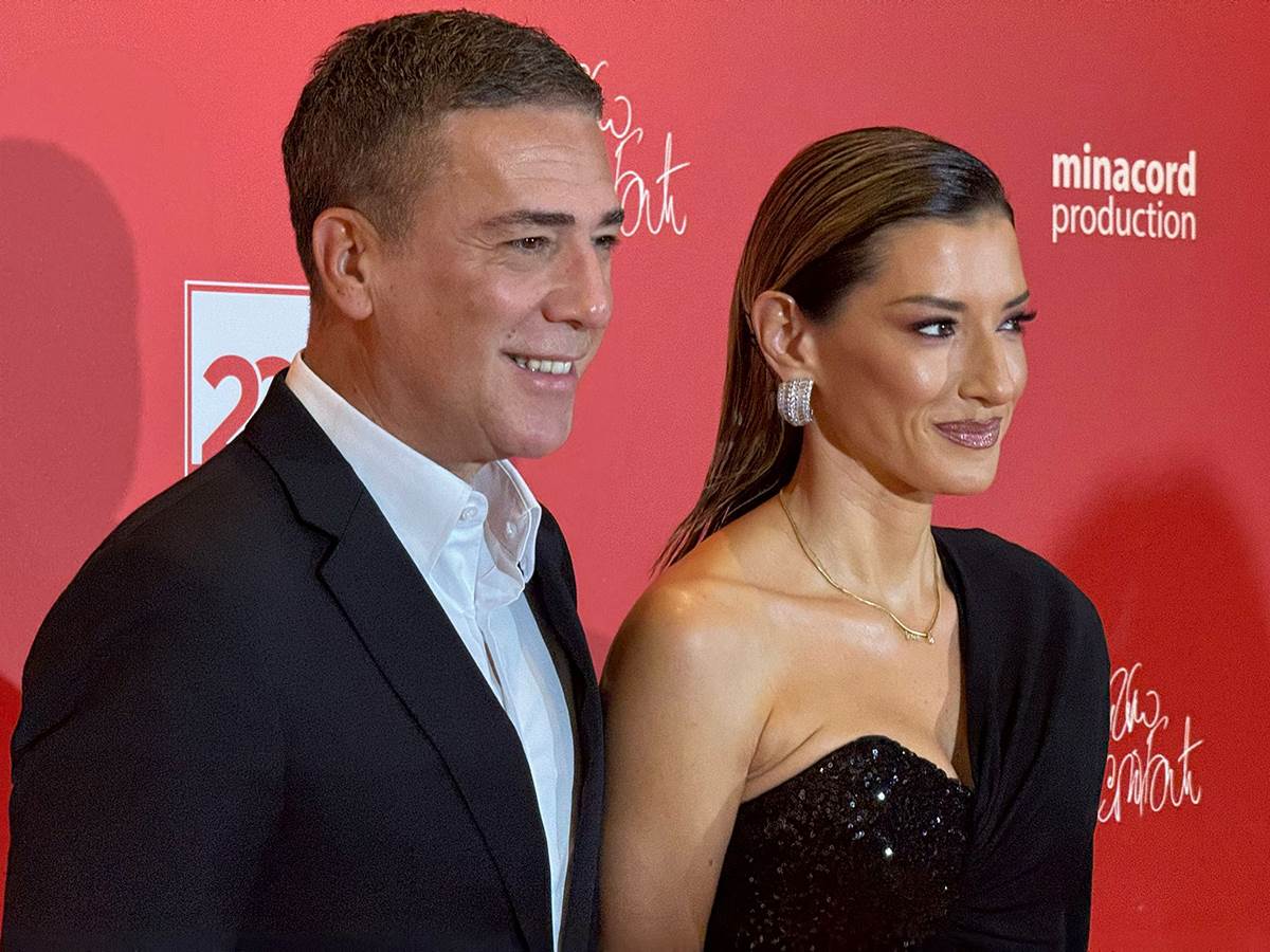 Jovana Joksimović golih ramena na proslavi sa Željkom Joksimovićem