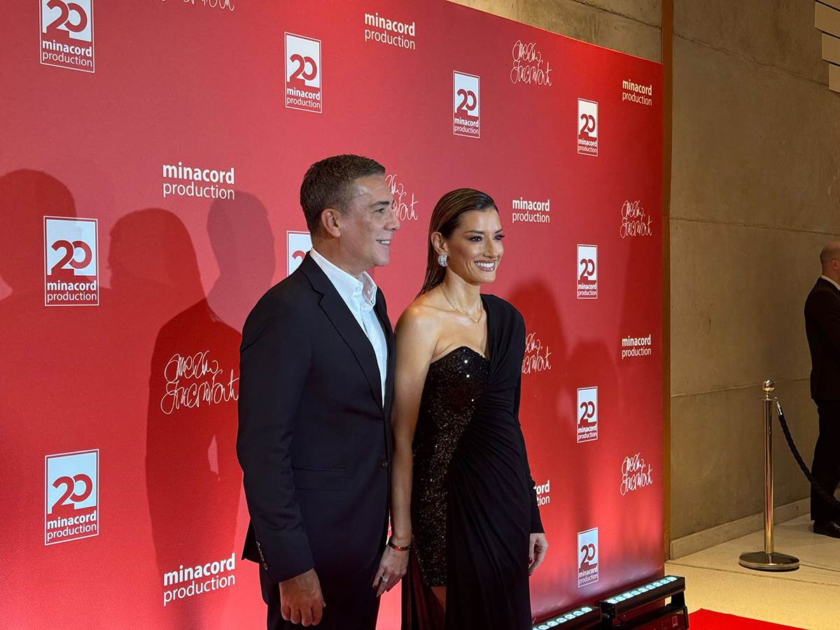 Jovana Joksimović golih ramena na proslavi sa Željkom Joksimovićem