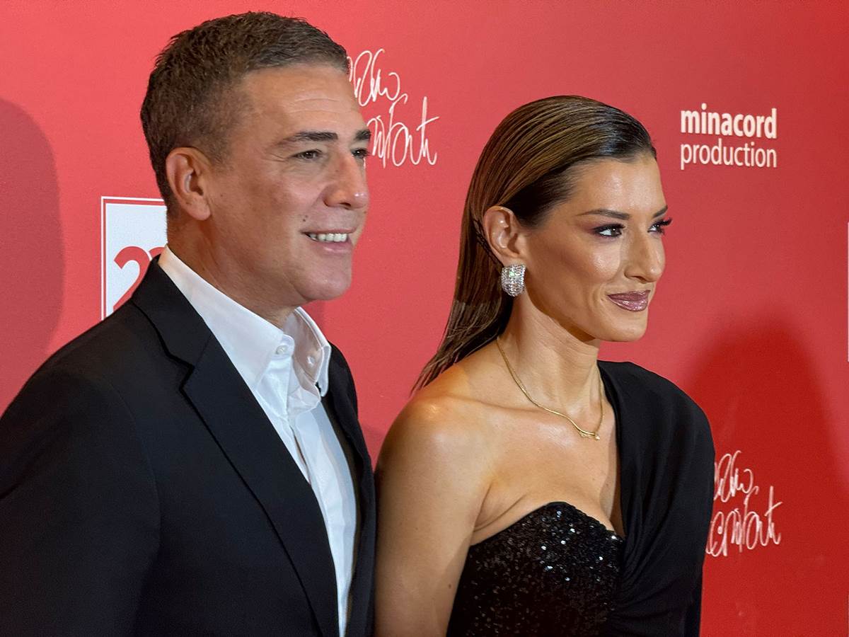 Jovana Joksimović golih ramena na proslavi sa Željkom Joksimovićem