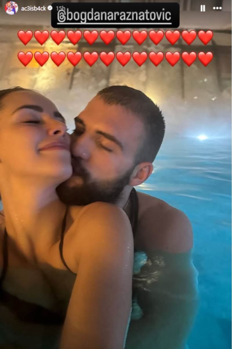 Veljko Ražnatović i Bogdana u bazenu.jpg