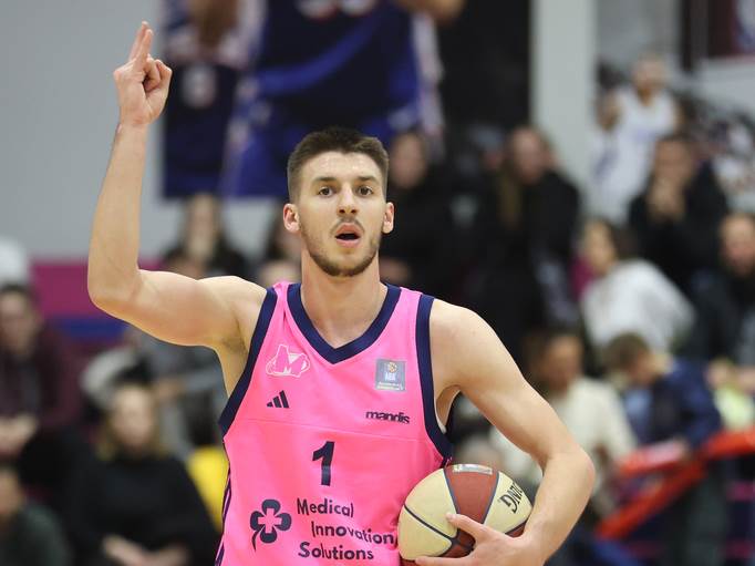 Kosta Kondić vodi loptu u Megi