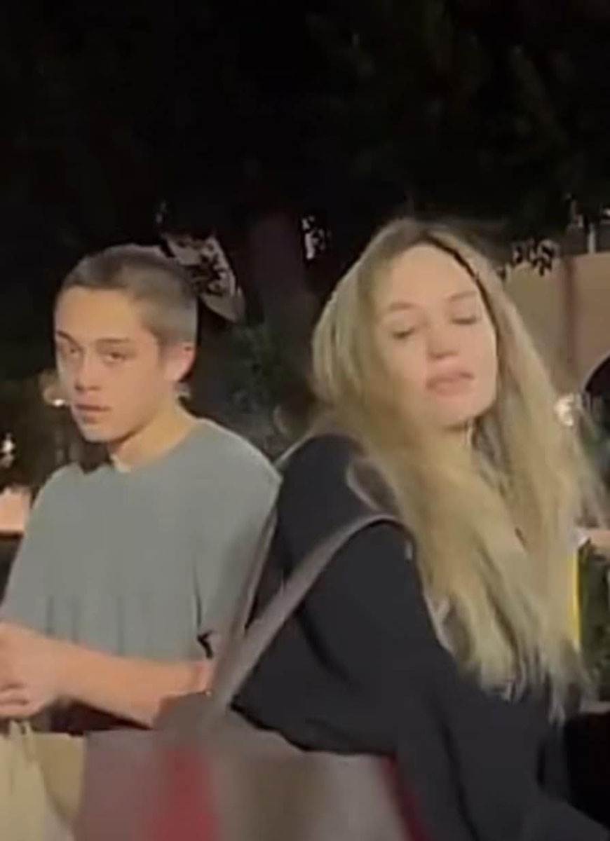 Snimak Anđeline Džoli kako sa sinom pomaže ljudima u Los Anđelesu