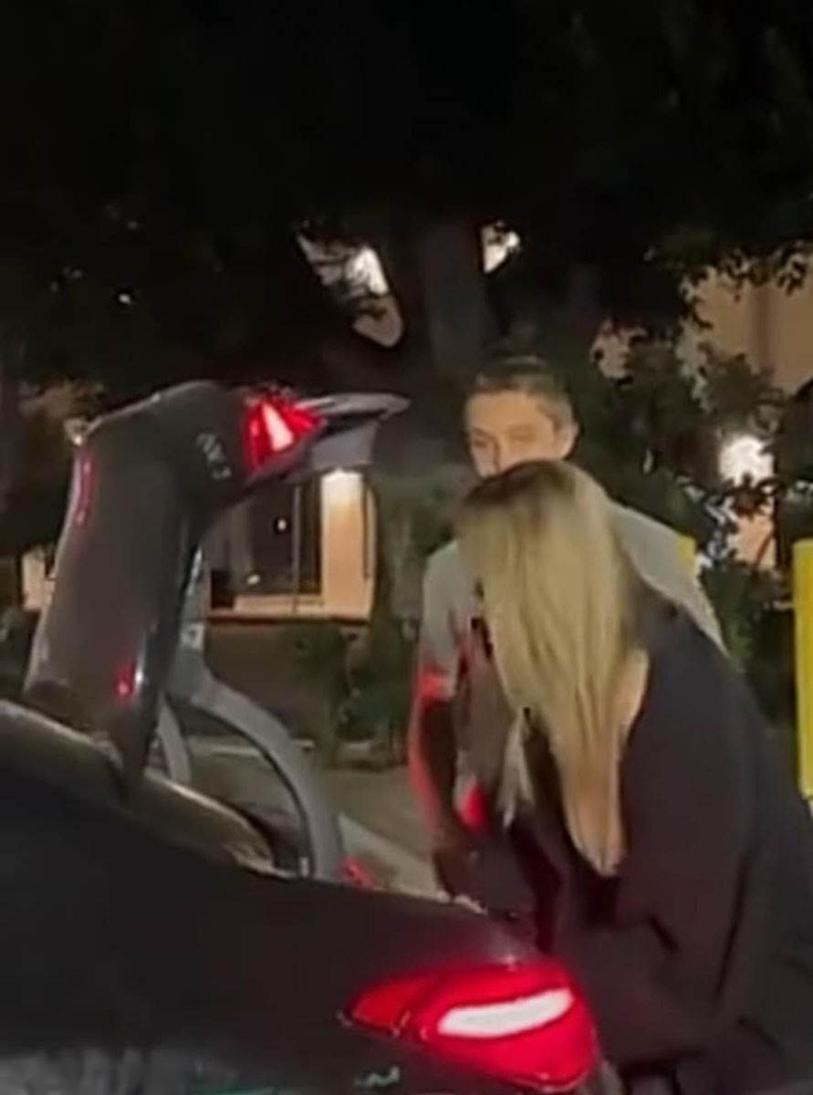 Snimak Anđeline Džoli kako sa sinom pomaže ljudima u Los Anđelesu