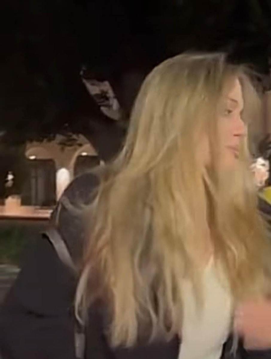 Snimak Anđeline Džoli kako sa sinom pomaže ljudima u Los Anđelesu