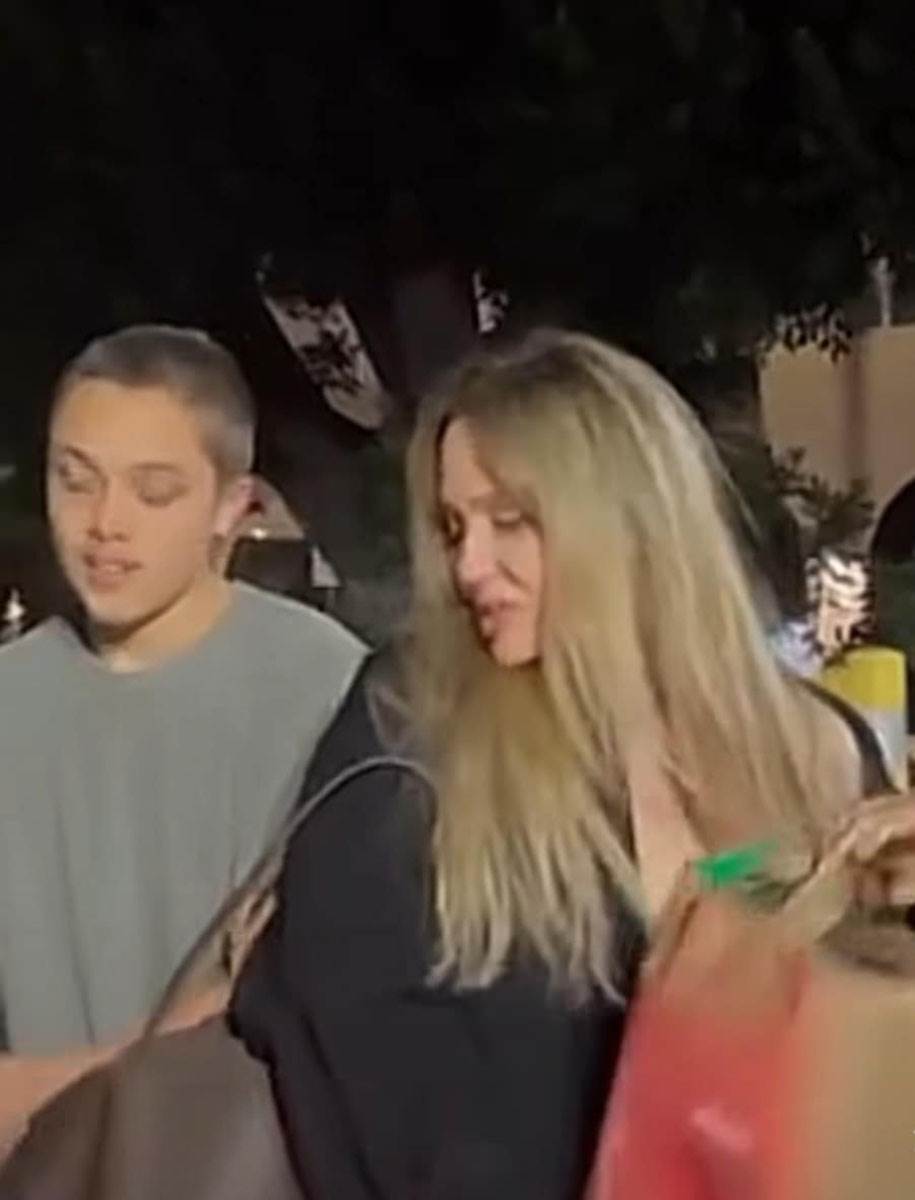 Snimak Anđeline Džoli kako sa sinom pomaže ljudima u Los Anđelesu