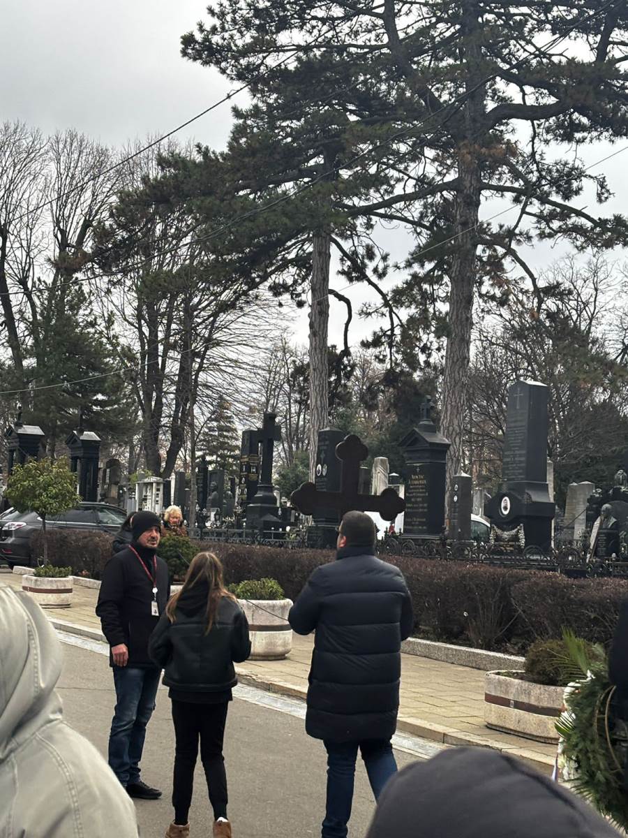 Partnerka Milorada Milinkovića na sahrani pored bivše žene Jelene Đukić